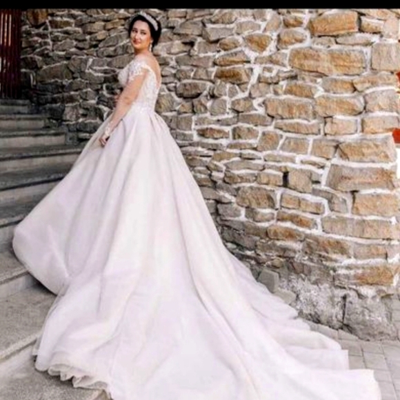 NWOT wedding dress - Picture 1 of 4